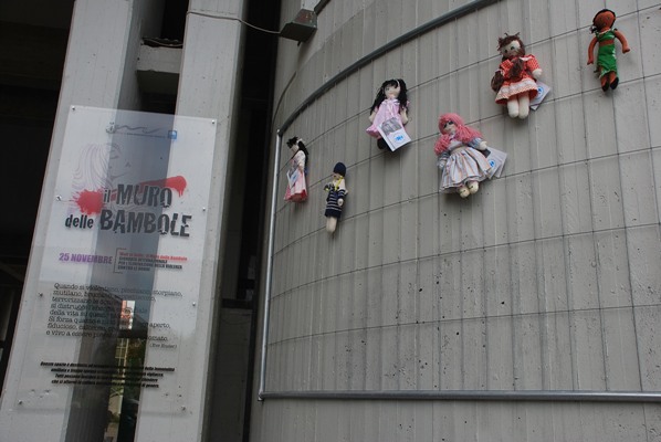 Alcune immagini dell'inaugurazione de "Il muro delle bambole" 