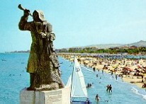 Il monumento al pescatore,opera di Cleto Capponi,collocata nel punto in cui la passeggiata turistica del lungomare si innesta sul braccio sud del bacino portuale 