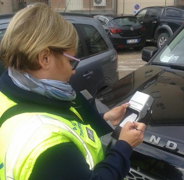 L'AMS digitalizza le multe sui parcheggi a pagamento