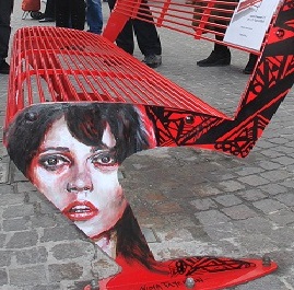 Inaugurata in piazza Matteotti la "panchina rossa"
