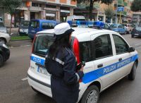 Gli agenti della Polizia Municipale impegnati in un'azione anti - abusivismo commerciale